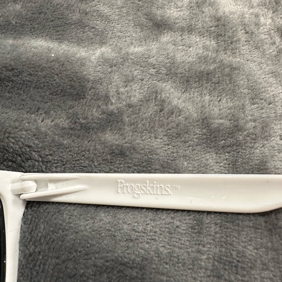 Frogskin Oakley White Sunglasses with Red Lenses - Picture 5 of 6